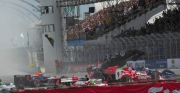 Mario Moraes vliegt over Marco Andretti heen tijdens de start in S�o Paulo