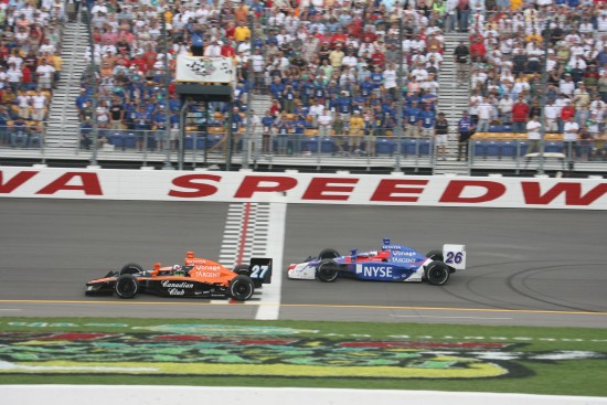 Dario Franchitti wint vlak Marco Andretti voor Iowa Speedway