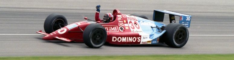 Arie Luyendyk viert zijn eerste Indy 500 overwinning