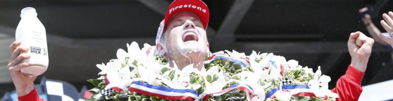 Takuma Sato viert zijn Indy 500 zege met melk