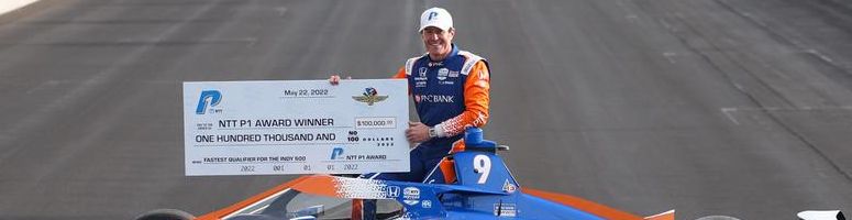 Scott Dixon met de cheque voor het winnen van de Indy 500 pole position in 2021