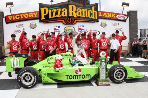 Dario Franchitti vier de overwinning op de Iowa Speedway met zijn team