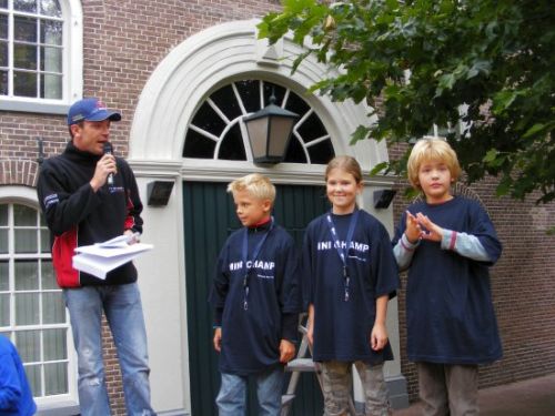 Robert  Doornbos rijkt de prijzen uit aan jonge kart talentjes