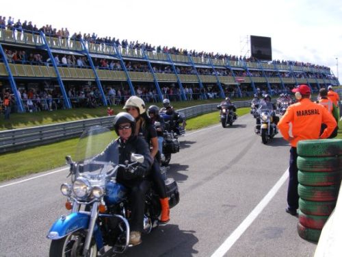 De rijdersparade werd vergezeld door achttien Harley Davidson motoren