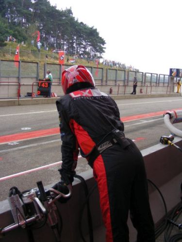 Een Rocketsportsmedewerker staat te wachten op wat er te komen staat