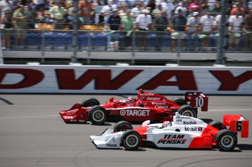 Wheldon en Briscoe in gevecht tijdens de race in Iowa