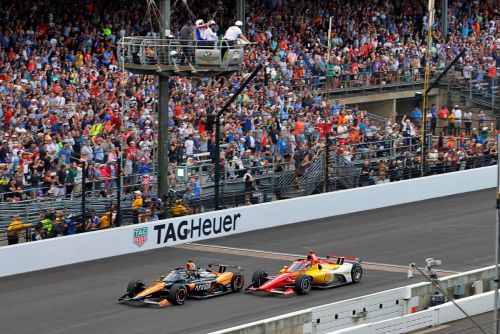Pato O’Ward passeert Josef Newgarden in de laatste ronde van de 2024 Indianapolis 500