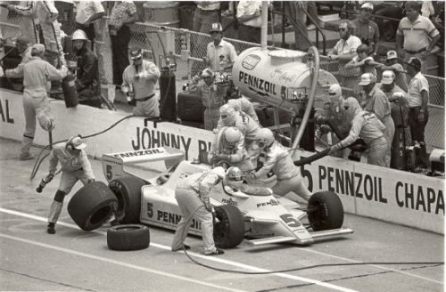 Johnny  Rutherford maakt een pitstop rijdens de 1982 Indianapolis