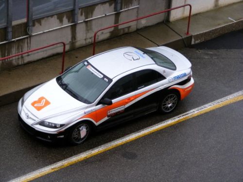De Champ Car safetycar staat in de pitstraat