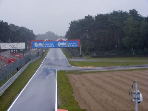 De ingang van de pitstraat