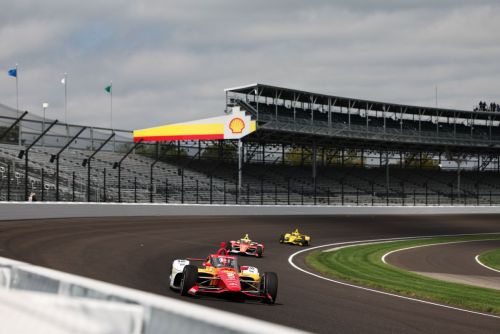 Josef Newgarden leidt een groep in Indianapolis