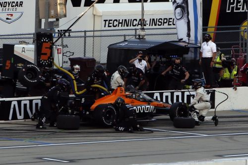 Patricio O’Ward maakt een pitstop op de Iowa Speedway