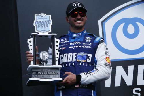 Graham Rahal toont zijn trofee voor de tweede plaats, Indianapolis Road Course