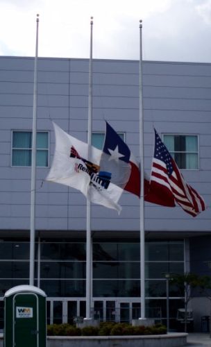 De vlaggen hangen halfstok voor het drama op Virginia Tech
