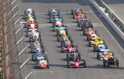 Racewinnende wagens van 100 jaar Indianapolis 500 vullen de brickyard