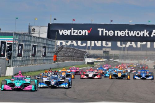 Devlin DeFrancesco leidt het veld, Indianapolis Road Course
