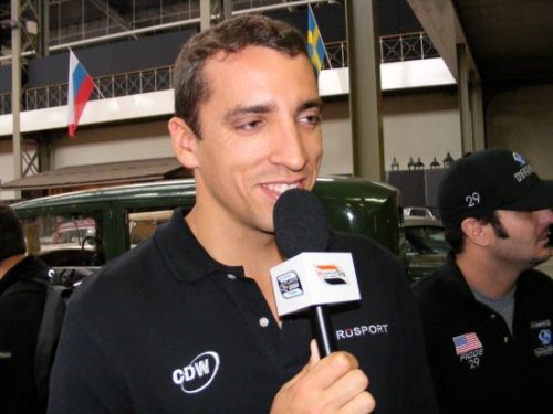 Justin  Wilson wordt geinterviewd