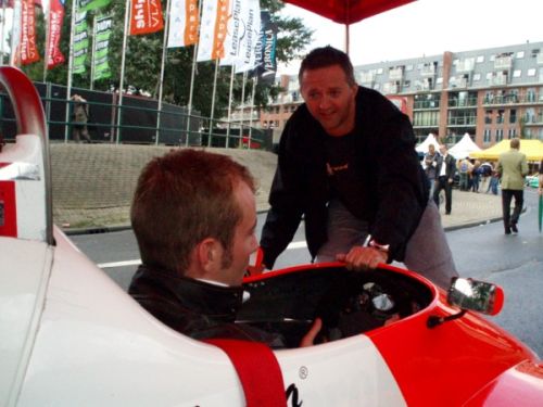 Nicky Pastorelli leert de cockpit van de Alfa Formule 1 kennen