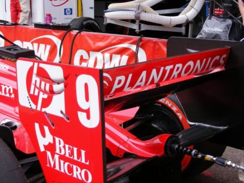 Justin  Wilson heeft dit weekend Plantronics op de achtervleugel