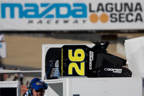 Een reserve achtervleugel ligt klaar voor Jonathan Bomarito, Laguna Seca