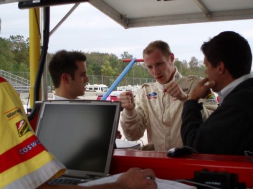 Charles Zwolsman legt zijn engineers uit hoe de wagen reageerd
