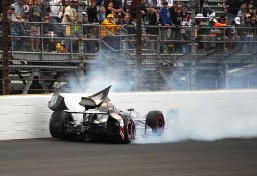 JR Hildebrand crasht vroeg in de Indianapolis 500