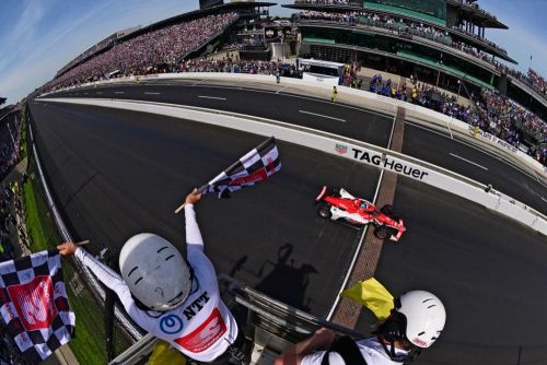 Marcus Ericsson komt als winnaar over de streep in de Indianapolis 500 van 2022