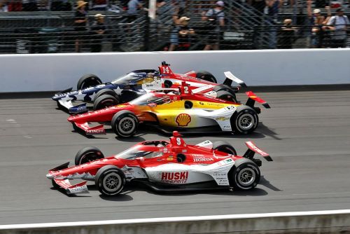 Santino Ferrucci, Josef Newgarden en Marcus Ericsson op het rechte stuk van de Indianapolis 500