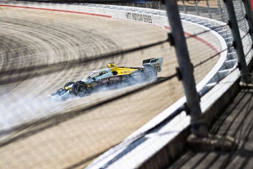 Alexander Rossi crasht op de Nashville Superspeedway