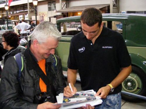 Justin  Wilson deelt handtekeningen uit