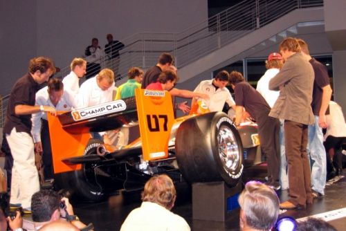Coureurs inspecteren hun nieuwe 