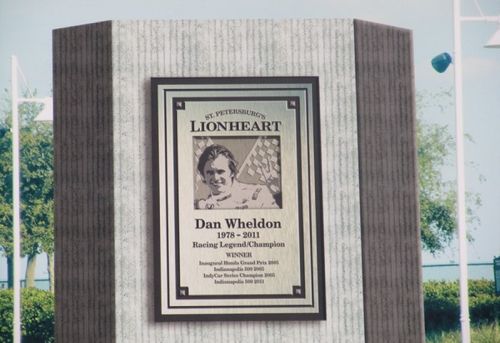 Het monument voor Dan Wheldon in St. Petersburg