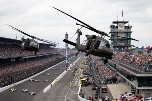 Helicopters boven het Indy 500-veld tijdens de paraderonden