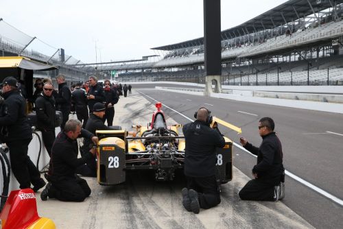 Ryan Hunter-Reay test op Indianapolis