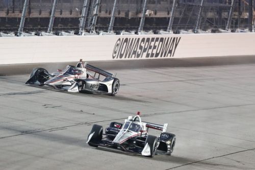 Will Power verliest zijn wiel en crasht op de Iowa Speedway