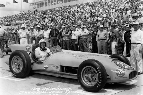 Tony Bettenhausen met een Novi in 1957