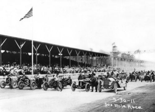 De start van de 1911 editie van de Indianapolis 500