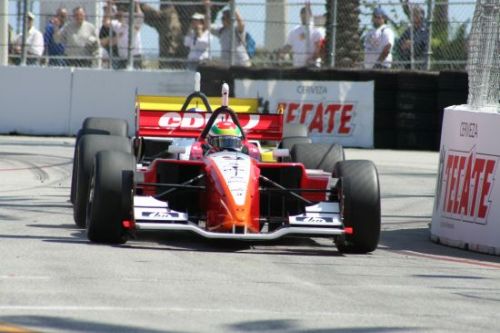 Justin Wilson voor teamgenoot AJ Allmendinger