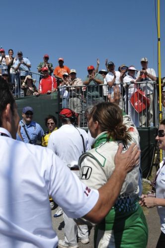 Simona waves to cheering crowd