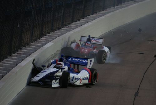 Mikhail Aleshin en Takuma Sato crashen op de Iowa Speedway