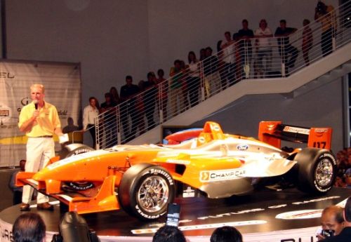 Amerikaanse Champ Car commentator en voormalig Champ Car en Formule 1 coureur Derek Daly legt de gasten de techniek van de DP01 uit.
