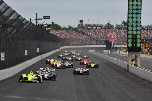 Simon Pagenaud leidt de start van de Indianapolis 500