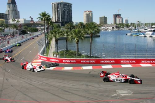 Dan Wheldon leidt het veld in St. Petersburg in 2005, voor Sam Hornish Jr. en Scott Dixon