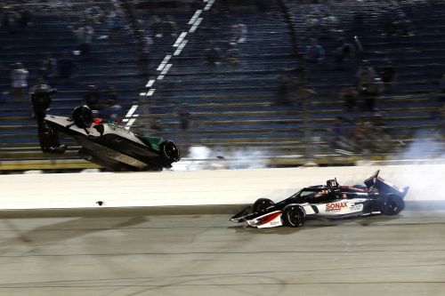 Colton Herta  vliegt over de wagen van Rinus VeeKay, Iowa Speedway