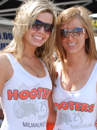 Hooters girls, Milwaukee Mile