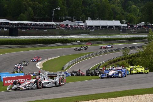 Will Power leidt het veld in bocht twee op Barber Motorsports Park