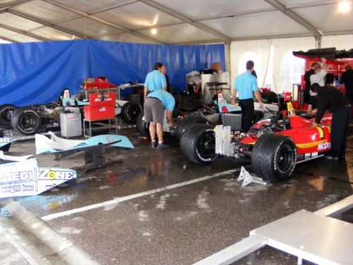 Het NHL Racing team zet hun werkplaats op