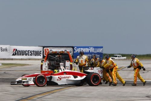 Bruno Junqueira wordt aangeduwd door het Champ Car safety team
