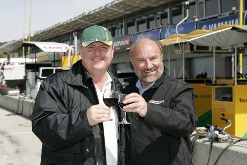 Craig Gore en Kevin Kalkhoven toasten op de nieuwe partnershap