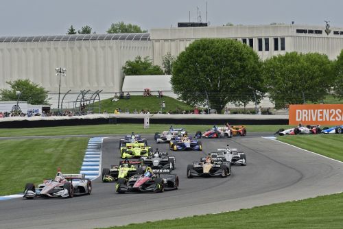 Het veld maakt zich op voor de start van de IndyCar Grand Prix op het Infield van Indianapolis